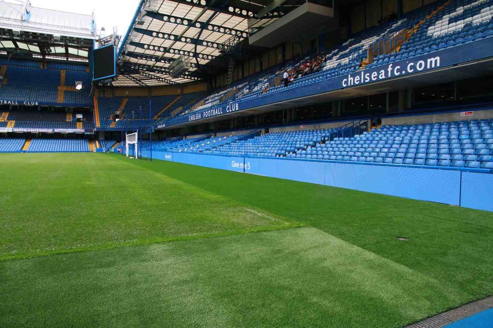 La soluzione LED wall di Delta installata a bordo campo nello Stamford Bridge esalta il senso di appartenenza alla squadra del Chelsea Football Club